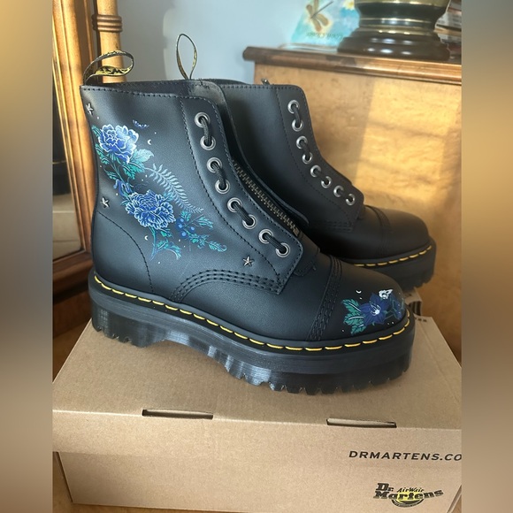 NWT Dr. Martens Black Sinclair Mystic Floral Leather Platform Boots in size USW9 - Picture 3 of 7